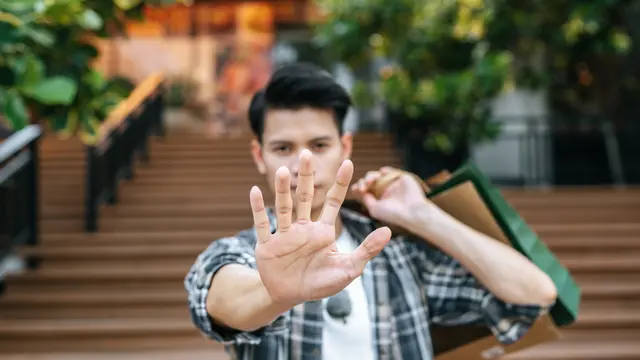 Cara Menolak Pemberian Sesuai Jenisnya (Image by Magnific)