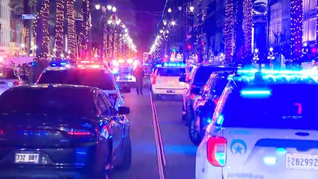 Kendaraan polisi mengelilingi jalan-jalan di French Quarter, New Orleans, AS pada tanggal 1 Januari 2025 setelah insiden mobil menabrak kerumunan usai malam Tahun Baru. (WWLTV/YouTube)