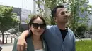 Nagita Slavina mengenakan blazer hijau dengan inner putihnya, dipadukan short pants dan sneakers. @raffinagita1717