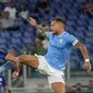 Penyerang Lazio Ciro Immobile berebut bola dengan bek Inter Milan Stefan de Vrij pada pekan ketiga Serie A 2022/2023 di Stadio Olimpico, Roma, Sabtu (27/8/2022) dini hari WIB. Lazio mampu memberikan kekalahan perdana untuk Inter Milan usai menang 3-1. (AP Photo/Gregorio Borgia)