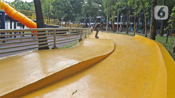 Pengunjung bermain skateboard di Taman Puring, Jakarta, Selasa (14/1/2020). Taman ini dilengkapi dengan arena permainan anak, jogging track, skating track, aren parkir, dan toilet. (Liputan6.com/Herman Zakharia)