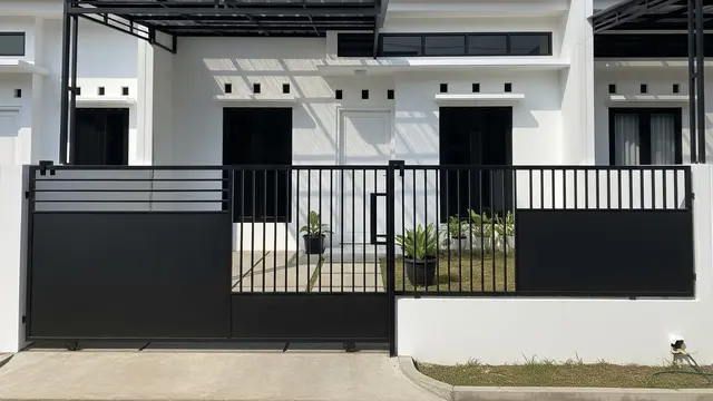 9 Inspirasi Pagar Rumah Setengah Tertutup agar Tetap Privat, Desain Estetik