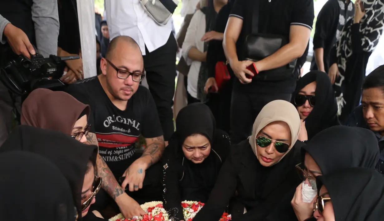 Pemakaman Ayah Olla Ramlan