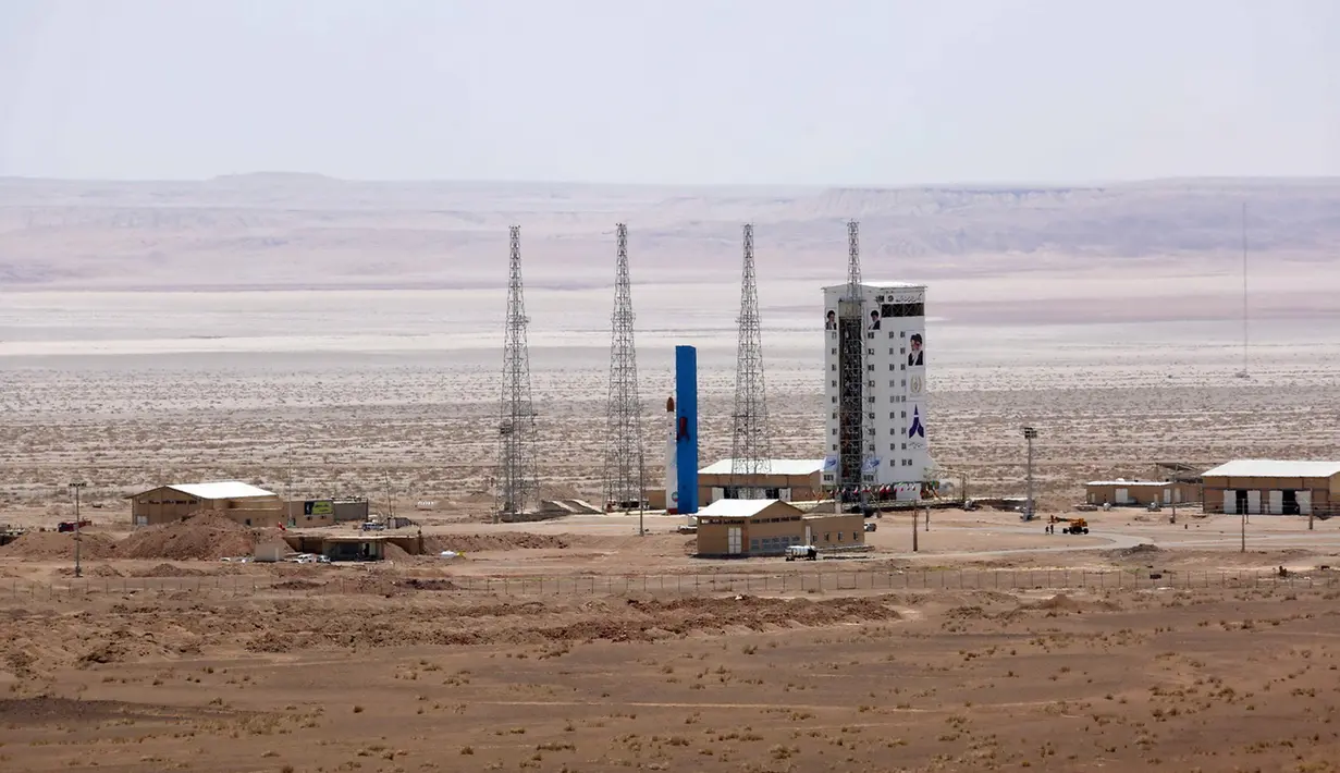 Suasana di Pusat Antariksa Imam Khomeini, Iran (27/7). Roket pembawa satelit Simorgh diklaim mampu meluncurkan satelit seberat 250 kilogram ke ketinggian 500 kilometer di atas Bumi. Iranian Defense Ministry via AP)