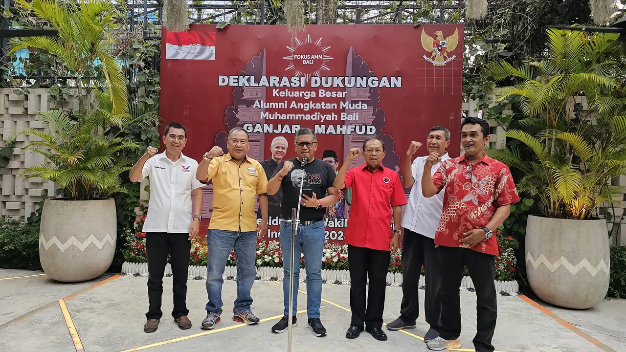 Sekretaris Tim Pemenangan Nasional Ganjar Pranowo-Mahfud Md, Hasto Kristiyanto menerima dukungan dari Forum Komunikasi Keluarga Besar Alumni Angkatan Muda Muhammadiyah Bali, di Renon, Denpasar, Sabtu (4/11/2023). (Dok. Tim Ganjar-Mahfud)