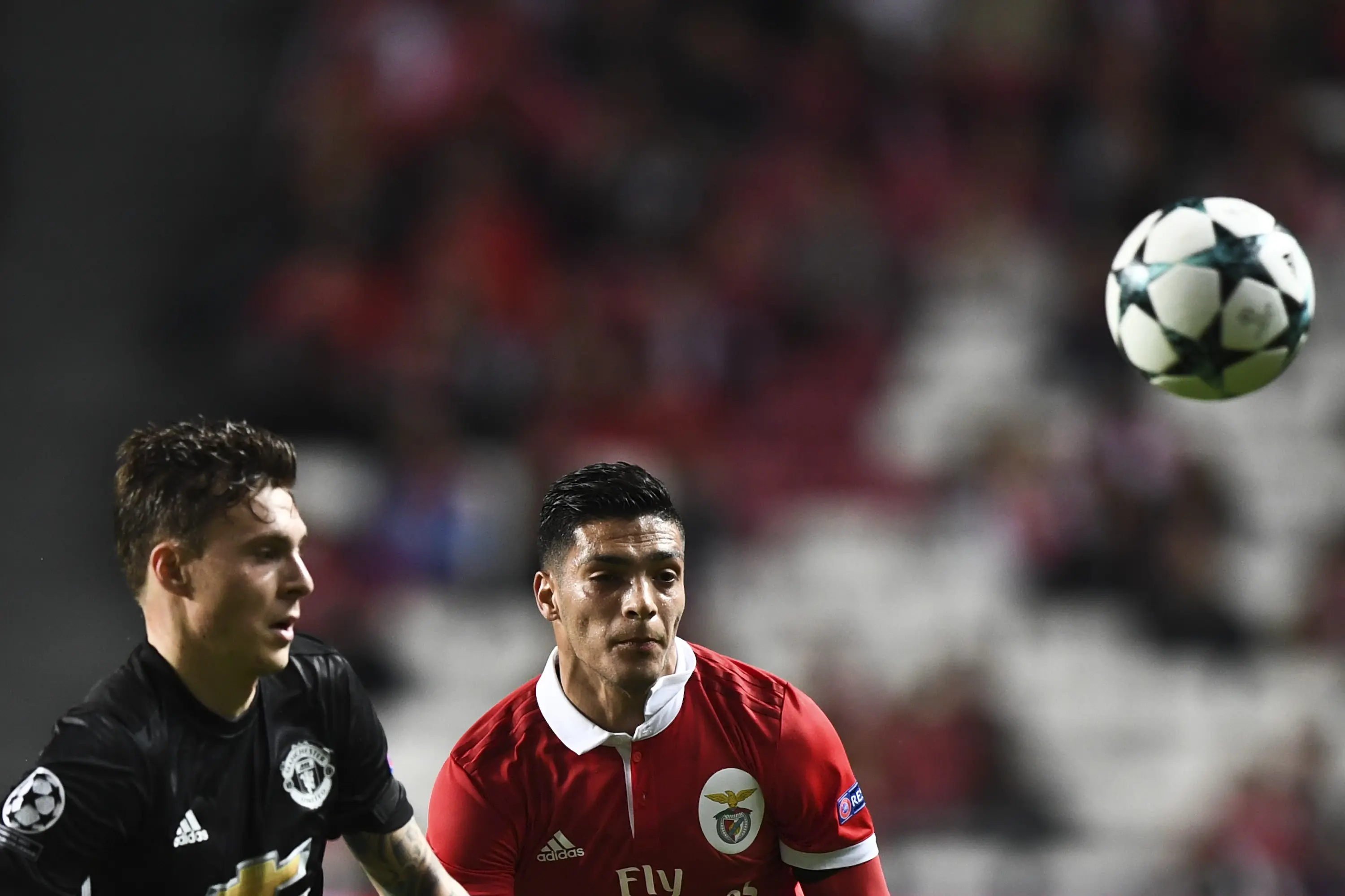 Bek Manchester United (MU) Victor Lindelof (kiri) beraksi menghadapi Benfica di Liga Champions. (AFP/Patricia de melo Moreira)