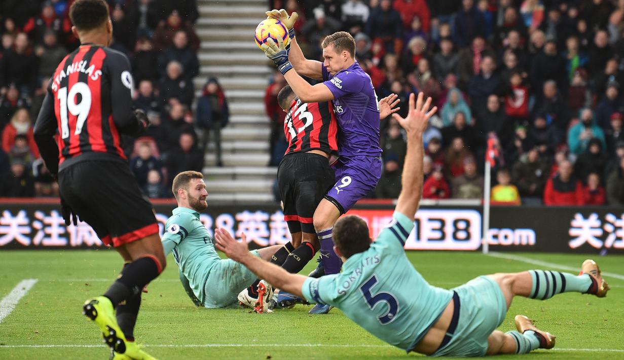 Aksi sigap kiper Arsenal, Bernd Leno saat melawan Bournemouth pada laga lanjutan Premier League yang berlangsung di stadion Dean Court, Inggris, Minggu (25/11).  Arsenal menang 2-1. (AFP/Glyn Kirk)