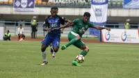 Melcior Leideker Majefat (biru) sepakat memperpanjang kontrak di PSIS. (Bola.com/Ronald Seger Prabowo)