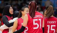 Megawati Hangestri Pertiwi tak kuasa menahan tangis setelah Timnas voli putri Indonesia berhasil menaklukkan Filipina sekaligus meraih medali perunggu SEA Games 2025 di Indoor Stadium Huamark, Bangkok, Senin (15/12/2025). (Bola.com/Bagaskara Lazuardi)