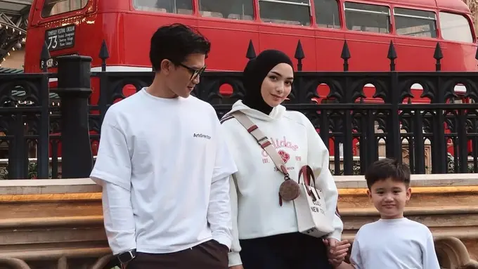 Citra Kirana dan Rezky Aditya saat Berkunjung ke Macau dengan ootd liburan mereka. [@citraciki]