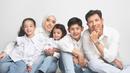 Fairuz A Rafiq dan Sonny Septian terlihat sangat menikmati momen kebersamaan dengan anak-anak mereka. Tatapan penuh kasih, pelukan hangat, dan tawa lepas yang terekam dalam foto-foto itu berhasil menyentuh hati banyak orang. Penampilan keluarga artis ini di-styling oleh Caroline Meliala. Wajah Fairuz A Rafiq dipoleh oleh MUA ternama langganan para artis yaitu Victoria Makeeup. (Liputan6.com/IG/@dierabachir_photography)