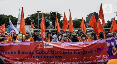 Sejumlah buruh perempuan memegang poster saat menggelar aksi di depan gedung DPR RI, Jakarta, Selasa (8/3/2022). Buruh perempuan yang tergabung dari beberapa serikat buruh menggelar aksi memperingati Hari Perempuan Internasional atau International Women's Day (IWD) 2022. (Liputan6.com/Johan Tallo)