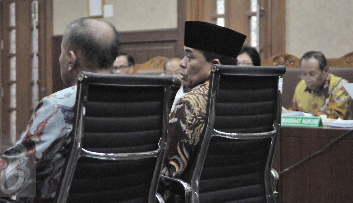 Mantan Ketua DPR Ade Komarudin saat memberi kesaksian di sidang lanjutan sidang perkara korupsi e-KTP, di Gedung Tipikor, Jakarta, Kamis (6/4). Ade Komaruddin mengaku tidak pernah menerima uang terkait proyek e-KTP. (Liputan6.com/Helmi Afandi)
