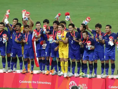 Pemain Thailand U-23 merayakan medali emas yang diraihnya setelah mengalahkan Myanmar U-23 dengan skor 3-0 dalam final sepak bola SEA Games 2015 di Stadion Nasional, Singapura. Senin (15/6). (Bola.com/Arief Bagus)