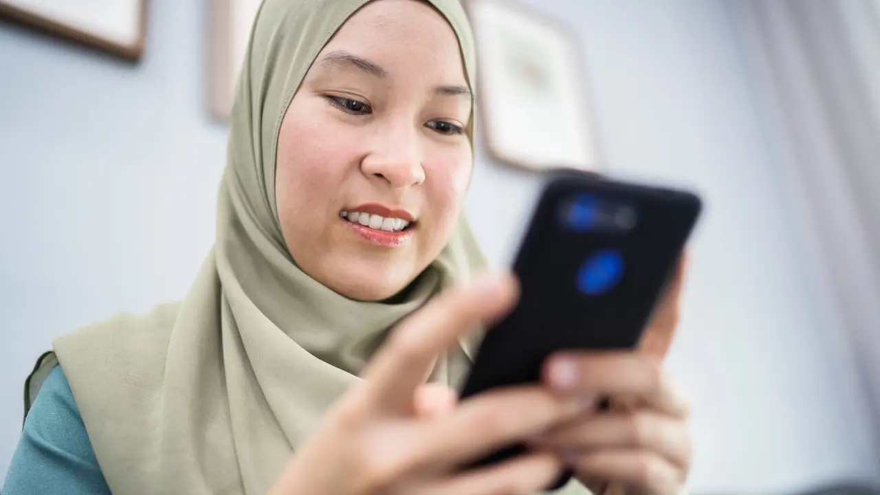 Ilustrasi menggunakan aplikasi di smartphone