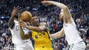 Pemain Utah Jazz, Donovan Mitchell (45) berusaha melewati adangan para pemain Boston Celtics pada lanjutan NBA basketball game di TD Garden, Boston, (15/12/2017). Utah Jazz menang 107-95. (AP/Michael Dwyer)