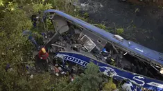 Bangkai bus yang jatuh ke jembatan Nithi pada hari Minggu, di kabupaten Tharaka Nithi, Kenya, Senin (25/7/2022). Data dari Biro Statistik Nasional Kenya menunjukkan pada tahun 2021 lalu 4.579 orang tewas akibat kecelakaan. Naik 15 persen dibanding tahun sebelumnya. (AP Photo/Dennis Dibondo)