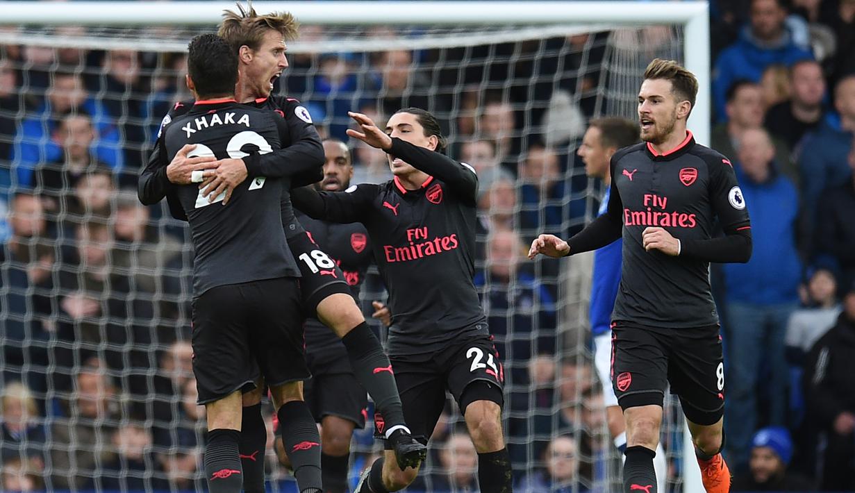 Para Pemain Arsenal, merayakan gol Nacho Monreal (2kiri) saat melawan Everton pada laga Premier League pekan ke-9 di Goodison Park, Liverpool, (22/10/2017). Arsenal menang 5-2. (AFP/Oli Scarff)