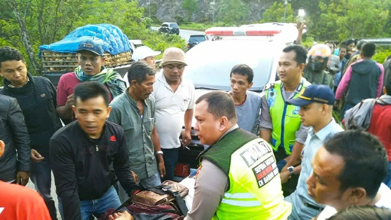 Evakuasi korban kecelakaan maut mobil masuk jurang di Kabupaten Kampar.
