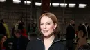 Julianne Moore juga turut meramaikan Bottega Veneta Show. Pemeran Kingsman itu tampil stylish saat duduk di barisan depan show dalam balutan maxi dress hitam. Silver beaded bag pun menjadi statement dalam tampilannya. (Dok/Bottega Veneta).