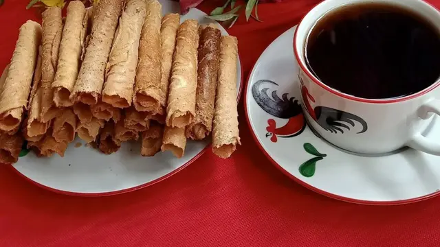 Kue semprong, salah satu oleh-oleh khas Madiun, Jawa Timur. (dok. Instagram @pictureliawsanna/https://www.instagram.com/p/Cc6wXpsBF74/)