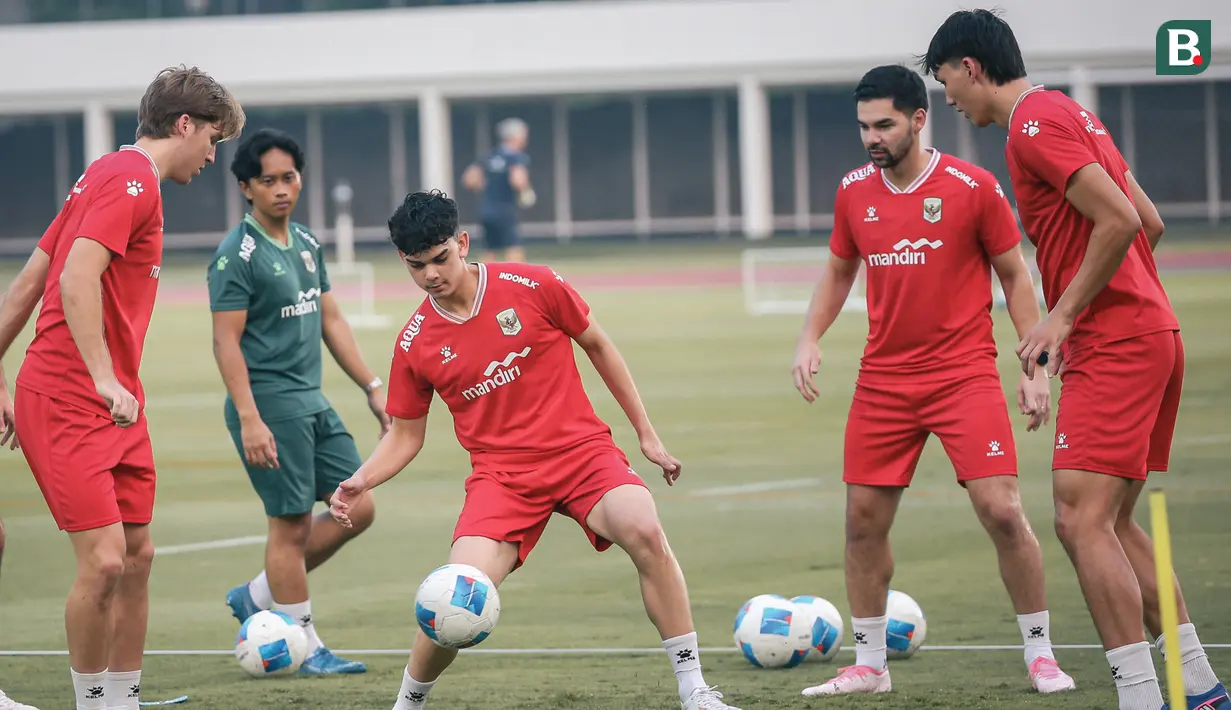 Para pemain tampak serius mengikuti sesi latihan terakhir jelang lawan Mozambik di Lapangan Madya, Senayan, Jakarta, pada Senin (8/6/2026). (Bola.com/Abdul Aziz)