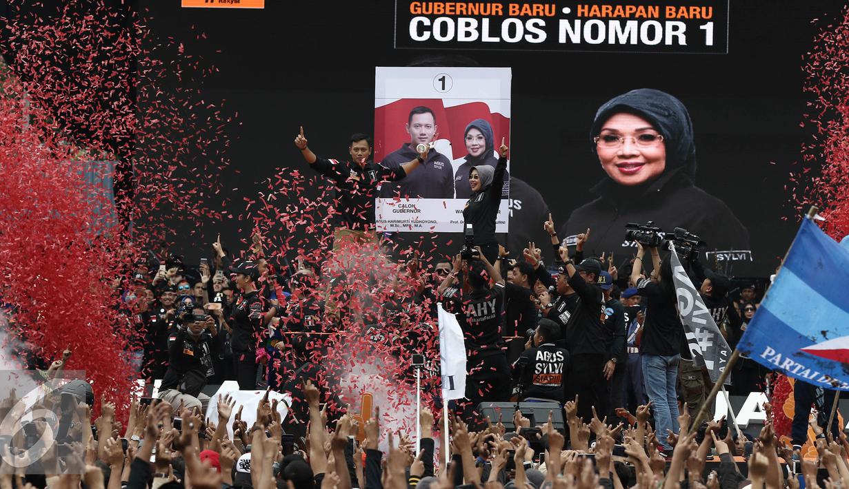 Suasana kemeriahan Kampanye Akbar Satukan Jakarta yang digelar oleh pasangan Agus - Sylviani di kawasan Kuningan, Jakarta, Sabtu (11/2). (Liputan6.com/Herman Zakharia)