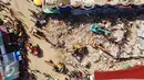 Pemandangan dari atas saat sejumlah eskavator dikerahkan untuk mengangkat puing-puing di Pasar Meureudu, Pidie Jaya, Aceh yang runtuh akibat gempa, Kamis (8/12). Dikabarkan korban meninggal sudah mencapai 102 orang. (Liputan6.com/Angga Yuniar)