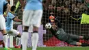 Kiper Barcelona, Marc-André ter Stegen manghalau tendangan penalti Sergio Aguero di leg kedua 16 besar Liga Champions di Stadion Camp Nou, Spanyol, Kamis (18/3/15). Barcelona menang 1-0 atas Manchester City. (Reuters/Gustau Nacarino)