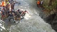 Pencarian dua korban di Sungai Wera, Kabupaten Sigi, Selasa (27/2/2024). (Foto: Heri Susanto/ Liputan6.com)