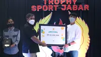 Gabriel Aries asal Kota Cimahi menjadi pemenangnya dan meraih uang tunai Rp 20 juta setelah bersaing dengan 135 peserta lainnya dalam sayembara desain Trophy Sport Jabar yang dibuka sejak Januari 2022 lalu. (Bola.com/Erwin Snaz)