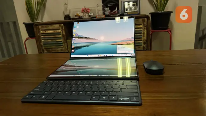 <p>Lenovo Yoga Book 9i dengan aksesoris keyboard dan mouse. (Liputan6.com/ Agustinus Mario Damar)</p>