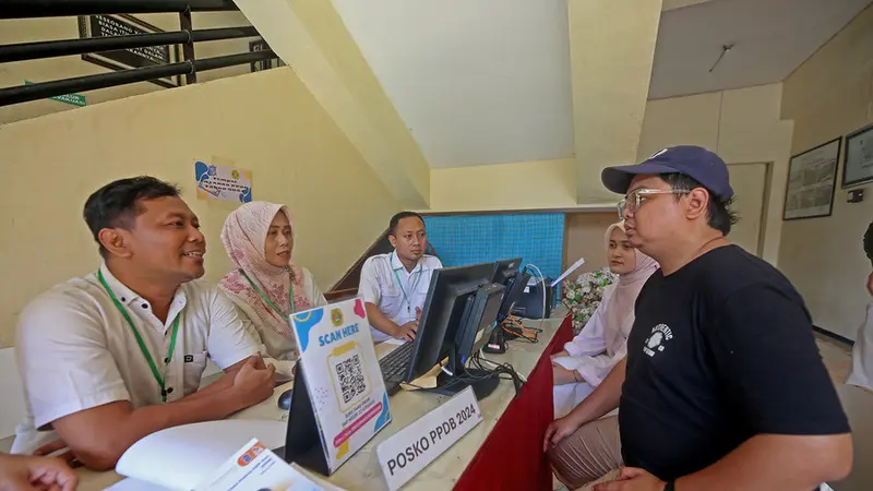 Dispendik Surabaya membuka posko PPDB untuk permuda masyarakat mendaftar. (Istimewa)
