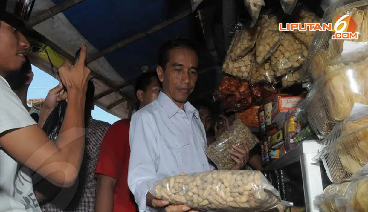 Jokowi juga mampir ke penjual jajanan untuk membeli beberapa kilogram kacang goreng kesukaannya (Liputan6.com/Herman Zakharia)