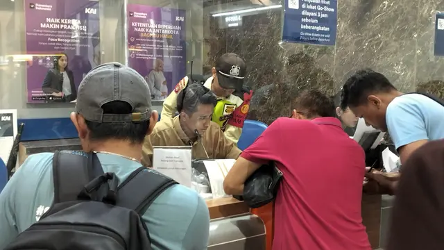 Penumpang kereta api jarak jauh di Stasiun Gambir memilih refund, namun ada yang tetap menunggu.