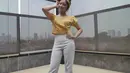 Penampilan Tiara yang menggunakan blouse berwarna kuning dan dipadukan dengan celana serta sepatu berwarna putih ini pun terlihat ceria. Ia pun hanya menambahkan sebuah bandana berwarna kuning sebagai aksesoris tambahan. (Liputan6.com/IG/@tiaraanugrahh)