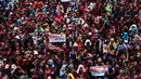 Ratusan massa juga membawa spanduk dan poster yang menolak UU Pilkada via DPRD, Jakarta, (8/10/14). (Liputan6.com/Johan Tallo) 