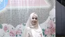 "Godaan terbesarnya itu dari kerjaan untuk nggak berhijab. Terus kalau shooting sama yang bukan muhrim tapi harus gandengan tangan. Saya yakin, rezeki enggak akan ketukar," ucap Risty di GKM Green Tower, TB Simatupang (10/2). (Galih W. Satria/Bintang.com)