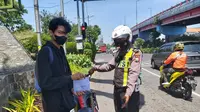 Polisi menindak pengendaran saat Operasi Patuh Semeru di Surabaya. (Dian Kurniawan/Liputan6.com)