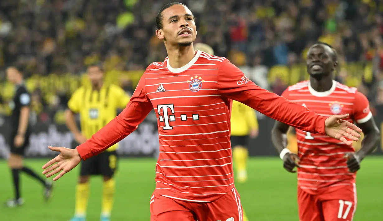 Selebrasi gelandang Bayern Munchen, Leroy Sane setelah mencetak gol ke gawang Borussia Dortmund pada laga Liga Jerman 2022/2023 di Dortmund, Jerman (8/10/2022). Leroy Sane yang kini menjalani musim keempat membela Bayern Munchen didatangkan dari Manchester City pada awal musim 2020/2021 dengan mahar 49 juta euro atau setara Rp818 miliar. Hingga kini ia telah tampil dalam 133 laga di semua ajang dengan torehan 38 gol dan 37 assist. (AFP/Ina Fassbender)