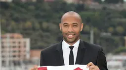 Pelatih AS Monaco, Thierry Henry menunjukkan jersey klubnya saat konferensi pers di Monako, Prancis, Rabu (17/10). Henry menggantikan Jardim yang baru saja dipecat Monaco awal musim ini. (AP Photo/Olivier Anrigo)