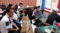 Ustaz MS saat diperiksa di Lapas Banyuwangi. (Istimewa)