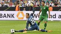 Kiper Jerman, Marc-Andre ter Stegen, gagal menghalau bola saat melawan Arab Saudi pada laga uji coba di Stadion BayArena, Jumat (8/6/2018). Jerman menang 2-1 atas Arab Saudi. (AP/Martin Meissner)