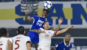 Tandukan striker Persib Bandung, Ramon Tanque membobol gawang Bangkok United dalam laga terakhir Grup G AFC Champions League 2 2025/2026 di Stadion Gelora Bandung Lautan Api, Bandung, Rabu (10/12/2025). (Dok. Persib)