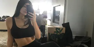 Kylie Jenner memang bisa disebut sebagai penggemar mirror selfie. Ia terlihat seksi dengan outfit olahraganya. (instagram/kyliejenner)