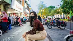 Shani Indira Natio atau akrab disapa Shani, member JKT48 yang asal Jogja. Saat pulang ke Jogja, Shani tak lupa mengunjungi Malioboro. Momen Shani menikmati Malioboro ini berhasil bikin penggemarnya kian terpesona karena penampilan Shani yang menawan. (Liputan6.com/IG/@jkt48shani)