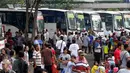 Sejumlah pedagang jamu bersiap berangkat mudik gratis Sido Muncul yang ke-27 di Lapangan Parkir Pintu Masuk Utama TMII, Jakarta, Jumat (7/1). Sebanyak 16 ribu pedagang jamu diberangkatkan dengan 186 bus secara serentak. (Liputan6.com/Fery Pradolo)