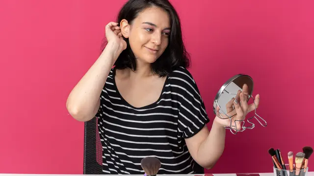 Perempuan Sedang Makeup