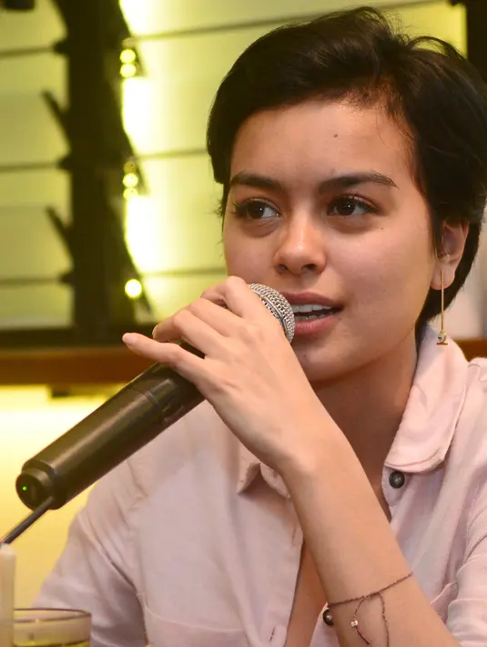 Setelah perannya sebagai Dara, ia fokus di dunia tarik suara. Eva Celia mulai jarang terlihat di layar kaca maupun layar lebar. Ia konsentrasi membuat album And So It Began. (Galih W. Satria/Bintang.com)