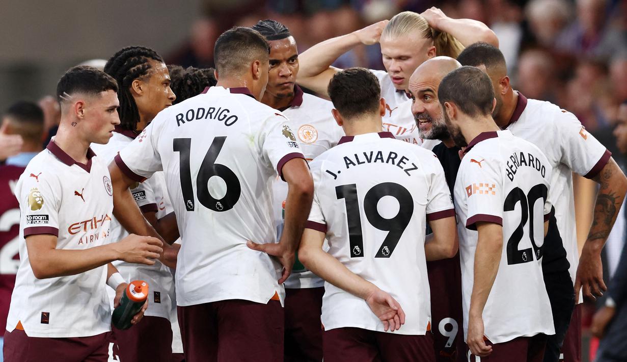Pelatih Manchester City, Pep Guardiola, memberikan arahan kepada anak asuhnya saat melawan Burnley pada laga pekan perdana Premier League di Stadion Turf Moor, Sabtu (12/8/2023). City menang dengan skor 3-0. (AFP/Darren Staples)